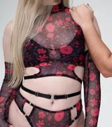 Conjunto de microtul con estampado animal print, compuesto por un top sin mangas con cuello alto y aberturas en los laterales, una tanga con tiras laterales y guantes largos sin dedos.