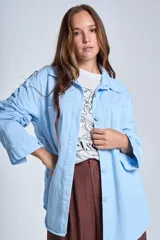 Sobrecamisa celeste de gabardina con botones al tono, corte recto y mangas largas.