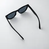 Lentes de sol con armazón de carey en tonos marrones y negros, y cristales degradados. Tienen un diseño moderno y versátil.