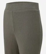 Pantalón de corte recto y tiro alto, confeccionado en tejido de punto texturizado con acabado suave. Presenta cintura fija y diseño de pierna ligeramente ancha.