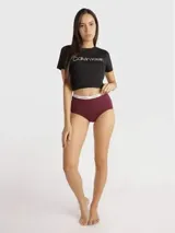 Bombacha de talle alto color borgoña, con cintura elástica blanca con logo de Calvin Klein.