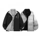 Campera puffer reversible, de diseño acolchado, con cierre frontal y cuello alto. Un lado es negro y el otro es gris.