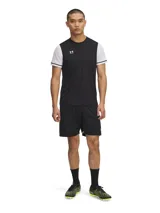 Short deportivo Under Armour modelo Challenger Team, color negro con el logo de la marca en blanco sobre el dobladillo izquierdo.