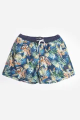 Short de baño azul marino con estampado de hojas de palmera color salmón.