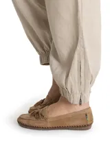 Pantalón de tiro alto confeccionado en lino orgánico, con diseño de bolsillos frontales con solapa, corte holgado y puños elásticos en los tobillos.