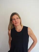 Blusa sin mangas de algodón color blanco, con delicadas tablas en el frente y terminaciones levemente desflecadas, de corte suelto y liviano.