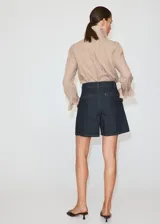 Bermudas de denim de tiro medio y corte recto, con pinzas frontales, trabillas para cinturón y bolsillos laterales.
