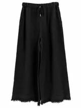 Pantalón negro de lino con cintura elástica y cordón ajustable, de corte ancho y largo midi con detalle de flecos en el ruedo.