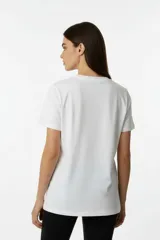 Remera de algodón color negro con cuello redondo y mangas cortas. Presenta un estampado frontal con diseño de rosas, rayos y texto, decorado con detalles de strass.