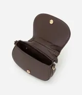 Cartera bandolera de tamaño mediano con cuerpo frontal en gamuza y laterales estructurados. Cuenta con asa corta superior, correa larga ajustable y desmontable, cierre metálico y bolsillo trasero aplicado.