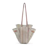 Bolsa matera de diseño estructurado, confeccionada en tejido plástico con patrón de rayas verticales multicolor. Presenta un compartimento central amplio, bolsillos laterales extensibles con presillas de cuero sintético y broches metálicos, y doble correa de hombro en color marrón.