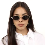 Lentes de sol con armazón metálico plateado y forma ovalada. Cuentan con cristales oscuros con protección UV400.