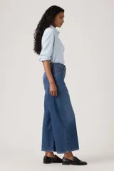 Jeans de mezclilla azul con diseño wide leg, tiro medio y corte al tobillo.
