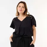 Camiseta negra de punto crepé, con escote en V, mangas cortas fluidas y detalles de macramé en los hombros.