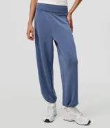Pantalón aladín de microfibra color azul, de corte amplio con caída fluida, cintura ancha plegable y bajos elastizados.