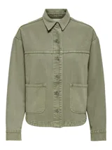 Sobrecamisa de jean de color negro gastado, con cuello camisero, cierre frontal de botones metálicos, bolsillos frontales de parche y mangas largas.