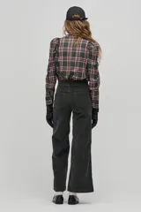 Pantalón verde oscuro de pana con corte recto, bolsillos laterales y traseros.