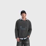 Buzo gris oscuro de manga larga con diseño holgado y cuello redondo. Cuenta con un estampado tipográfico frontal en color celeste y detalles gráficos minimalistas.