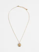 Collar de acero quirúrgico hipoalergénico color plateado, con cadena fina y dije de medalla redonda con textura.