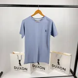 Remera celeste pastel de algodón con cuello redondo y logo bordado en el pecho.