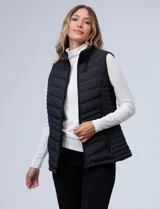 Chaleco puffer de corte entallado, con diseño capitoneado horizontal, cierre frontal completo y bolsillos laterales con cierre. Cuenta con cuello alto y forro interior de abrigo.