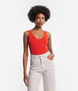 Musculosa negra de tejido de punto acanalado, con escote en V profundo y tirantes anchos.