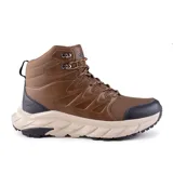 Bota de caña media color marrón, con cordones y suela gruesa en color beige y negro.