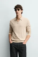 Sweater polo de punto de mezcla de algodón en color negro, con cuello solapa, abertura frontal y mangas largas con acabado en rib.