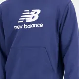 Canguro azul marino de hombre, marca New Balance, con capucha ajustable con cordones, bolsillo tipo canguro y logo de la marca estampado en blanco en el pecho.