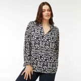 Blusa de manga larga con estampado floral en tonos azul marino y blanco, cuello en V y corte holgado.