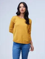 Sweater amarillo de tejido fino con espalda abotonada y mangas 3/4 con puño elastizado.