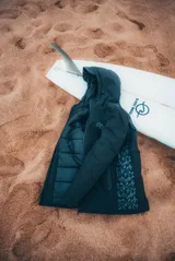 Campera negra con capucha y cierre frontal, con interior acolchado y diseño estampado en la manga.