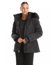 Campera puffer Michael Kors de corte entallado, con diseño capitoneado, cierre frontal, cuello alto y capucha desmontable con borde de piel sintética. Incluye cinto elástico con hebilla metálica, bolsillos laterales con cierre y puños de tejido elástico con abertura para pulgar.