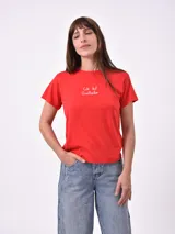 Remera de algodón color rojo, de corte clásico y manga corta, con frase estampada en el pecho.