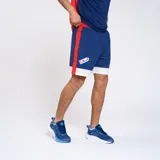 Short deportivo azul con detalles blancos y rojos. Incluye el escudo del Club Nacional de Football y el logo de Umbro.
