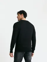 Sweater de punto color ladrillo con cuello en V y mangas largas.