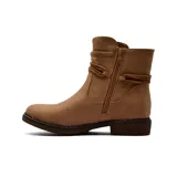 Bota corta de estilo casual color tostado, con detalle de textura grabada en la parte superior de la caña y cordón decorativo anudado alrededor del tobillo. Cuenta con cierre lateral y suela plana con detalle de costura visible.