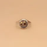 Anillo tipo sello fabricado en plata 925 con aplique central en oro 9k que representa la figura de educación preescolar.