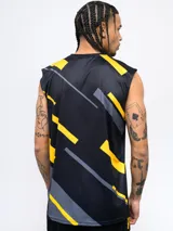 Musculosa de entrenamiento negra con estampado geométrico en amarillo y gris, y el escudo de Peñarol en el pecho.