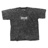 Remera oversize con efecto de lavado ácido (stone wash) en color negro, con estampa frontal de diseño gráfico estilo metal en color blanco.