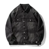 Campera de jean negra con efecto gastado y roturas. Diseño de corte amplio (boxy) con cuello, cierre frontal de botones, bolsillos con solapa en el pecho y bolsillos laterales.