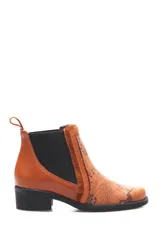 Bota de cuero color marrón con estampado animal print, elástico negro en los laterales y taco bajo.
