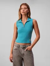 Musculosa Calvin Klein de corte slim confeccionada en tejido de punto de canalé fino. Presenta cuello perkins con cierre frontal parcial y etiqueta tejida con el logo monograma en el bajo.