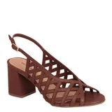 Sandalias de cuero marrón con diseño calado de tiras cruzadas, taco ancho y tira ajustable en el talón con hebilla metálica.