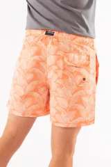 Short de baño azul con franjas horizontales en celeste y azul claro. Cuenta con cintura elástica ajustable con cordón, dos bolsillos laterales y uno trasero.