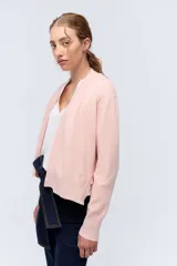 Cardigan rojo de tejido de punto liviano confeccionado en lana italiana.