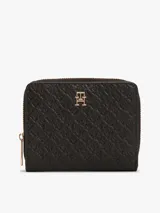 Billetera Tommy Hilfiger de poliuretano color negro con monograma TH en bajo relieve, cierre de cremallera e insignia metálica en la parte delantera.