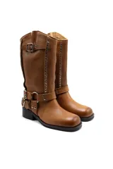 Bota de caña media color marrón de cuero con hebillas y tachas plateadas.