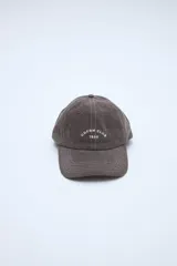 Gorra clásica color bordó con efecto lavado, pespuntes blancos y bordado frontal con texto "UNFRM CLUB 1956".