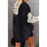 Sobre camisa de pana blanca con detalles en animal print en los bolsillos frontales y en las mangas. Presenta cuello inglés, cierre frontal con botones y corte holgado.
